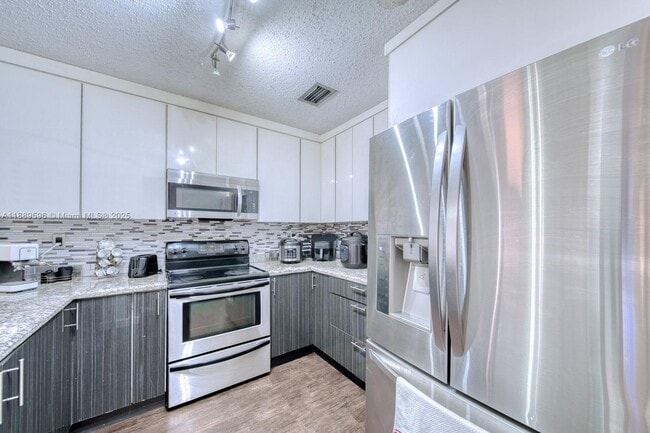 10000 SW 147th Ct in Miami, FL - Foto de edificio - Building Photo
