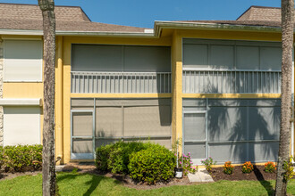 351-401 Charlemagne Blvd in Naples, FL - Building Photo - Building Photo