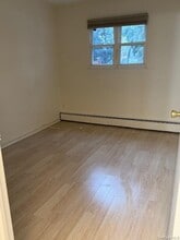 37-24 Brookside St in Queens, NY - Building Photo - Building Photo