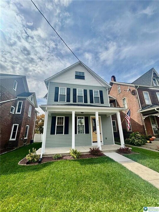230 S Broad St in Nazareth, PA - Foto de edificio