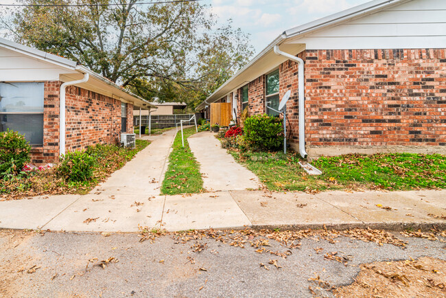 2183 E Cherry St in Paris, TX - Building Photo - Building Photo