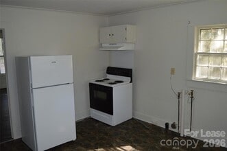 247 N Main St in Troutman, NC - Foto de edificio - Building Photo