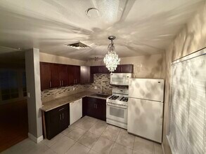 7033 Kenwood St in Las Vegas, NV - Building Photo - Building Photo