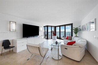 4000 Towerside Terrace, Unit 1102 in Miami, FL - Foto de edificio - Building Photo