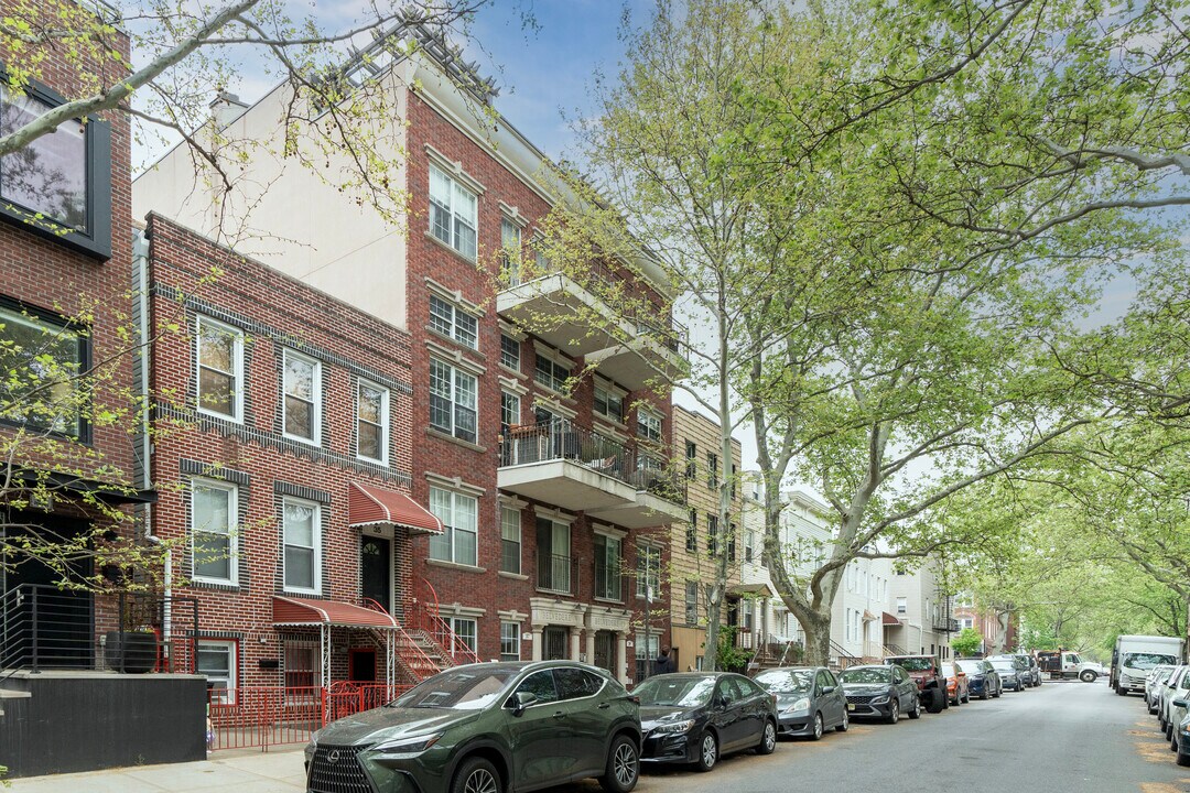 39 Powers St in Brooklyn, NY - Building Photo