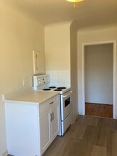 Luxor Manor in Victoria, BC - Building Photo - Building Photo