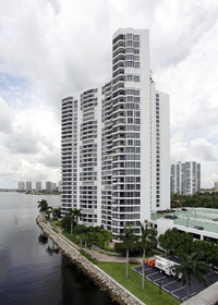 Towers 100 - 600 in Aventura, FL - Foto de edificio - Building Photo