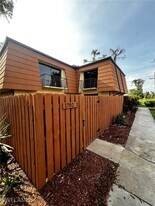 1702 Park Meadows Dr in Ft. Myers, FL - Building Photo