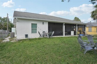 1570 Golden Gate Blvd W in Naples, FL - Foto de edificio - Building Photo