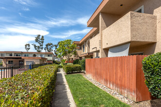 Carroll Canyon Gardens in San Diego, CA - Building Photo - Building Photo