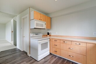 2285 W Beach Rd in Oak Harbor, WA - Building Photo - Building Photo