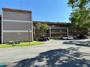 8350 Sands Point Blvd in Tamarac, FL - Building Photo - Building Photo