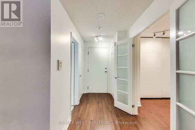 270-270 Wellington St W in Toronto, ON - Building Photo - Building Photo
