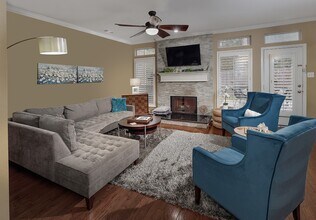110 N Valley Oaks Cir in Spring, TX - Building Photo - Building Photo