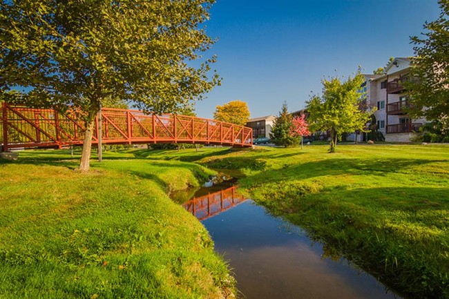 Creek Club Apartments in Williamston, MI - Foto de edificio - Building Photo