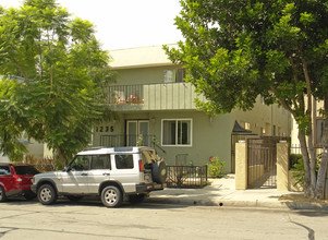 1235 N Ogden Dr in Los Angeles, CA - Building Photo - Building Photo