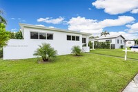 8480 SW 32nd St in Miami, FL - Foto de edificio - Building Photo