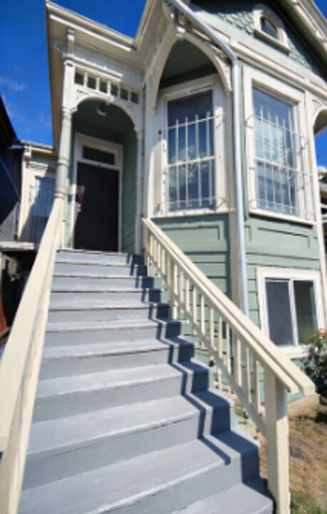 1694 11th St in Oakland, CA - Building Photo