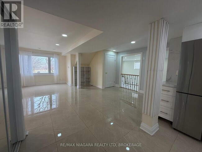 42 Hemlock St in St Catharines, ON - Building Photo - Building Photo