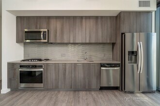 823 W Madison St, Unit 1106S in Chicago, IL - Building Photo - Building Photo