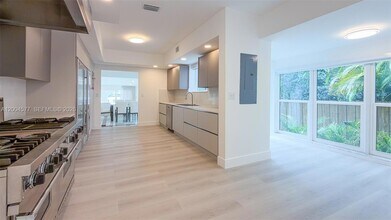 1690 Daytonia Rd in Miami Beach, FL - Building Photo - Building Photo