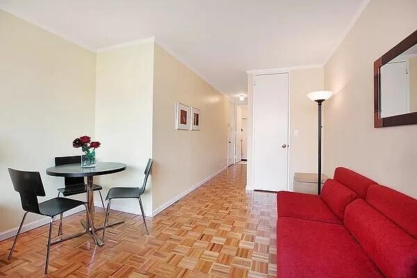 393 W 49th St in New York, NY - Building Photo