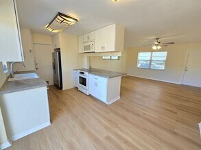 6040 Colonial Dr in Sarasota, FL - Building Photo - Building Photo