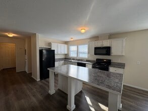 201 Barn Ridge in Oxford, MI - Foto de edificio - Building Photo