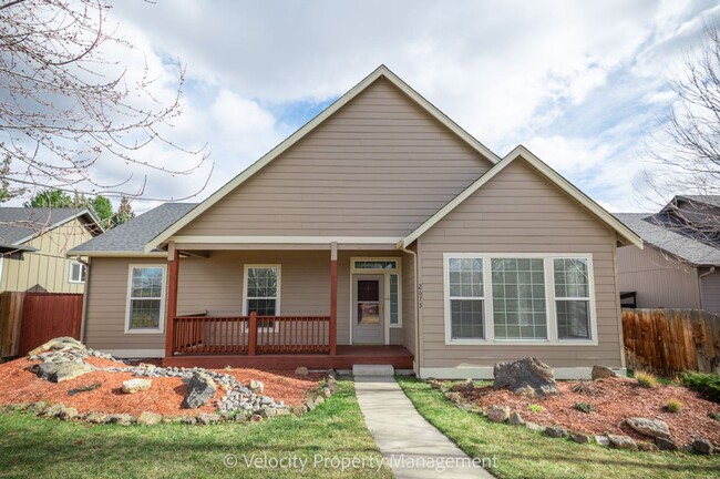 2673 SW Salmon Ave in Redmond, OR - Building Photo - Building Photo