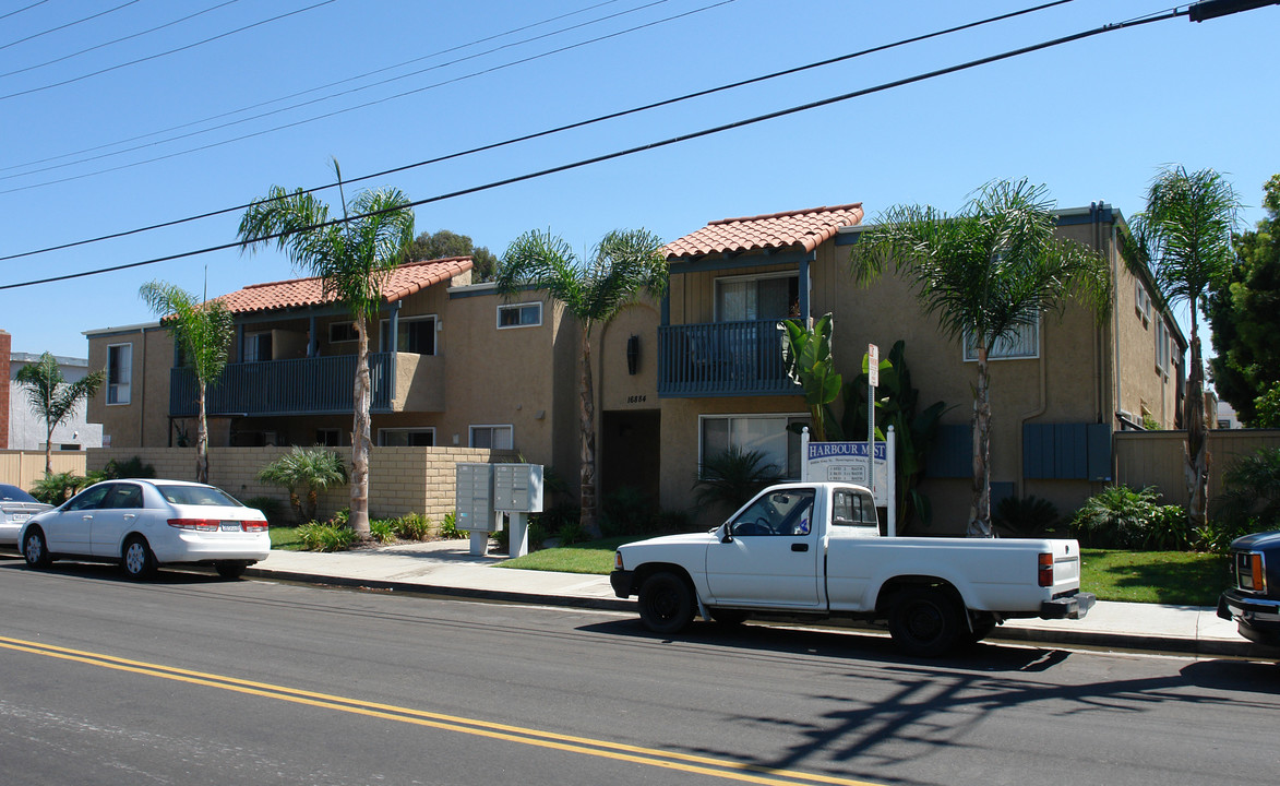 Harbor Mist Apartments in Huntington Beach, CA - Building Photo