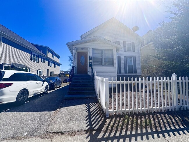 18 Webster St, Unit #2 in Newton, MA - Foto de edificio - Building Photo