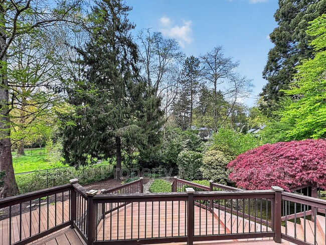 5701 SW Hamilton St in Portland, OR - Building Photo - Building Photo