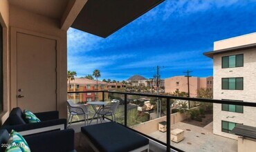 7300 E Earll Dr in Scottsdale, AZ - Foto de edificio - Building Photo