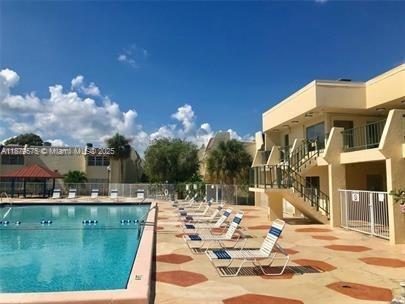 13898 SW 90th Ave in Miami, FL - Foto de edificio - Building Photo