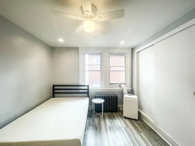 5836 Phillips Ave, Unit Apartment 1 in Pittsburgh, PA - Building Photo - Building Photo