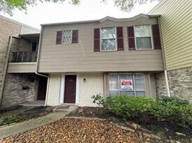 12925 Trail Hollow Dr in Houston, TX - Building Photo