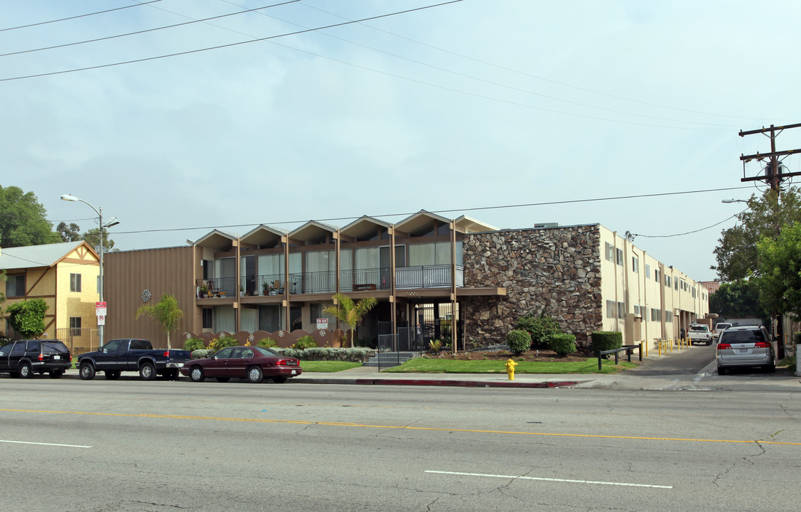 21001 Roscoe Blvd in Canoga Park, CA - Building Photo