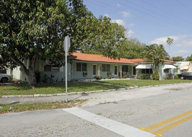 695 NE 121st St in Miami, FL - Building Photo - Building Photo