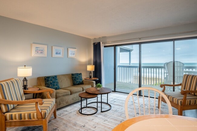 1311 Lake Park Blvd S in Carolina Beach, NC - Foto de edificio - Building Photo