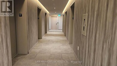 8 Interchange Wy in Vaughan, ON - Building Photo - Building Photo