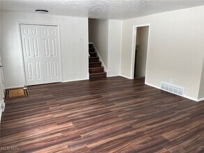 8671 Ashwood Dr in Strongsville, OH - Building Photo - Building Photo