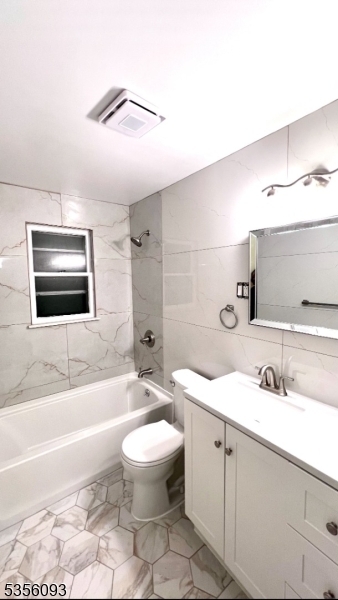324 Mayhill St in Saddle Brook, NJ - Building Photo