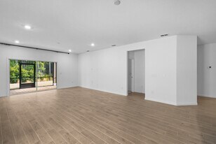 60 Eustis Pt in St. Augustine, FL - Building Photo