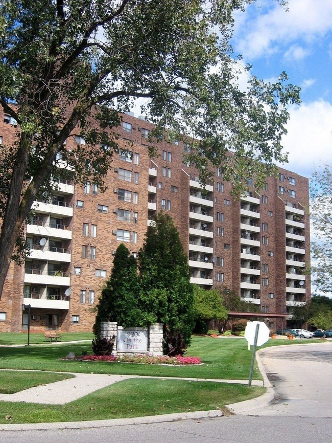 920 On the Park in Troy, MI - Foto de edificio - Building Photo