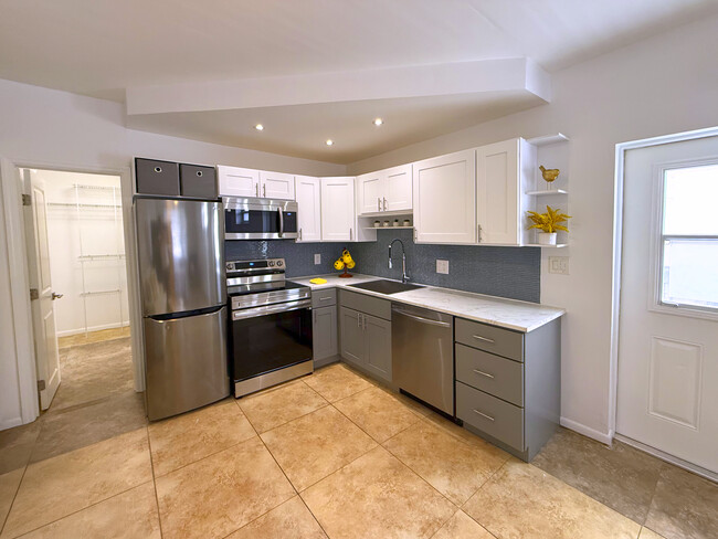 630 NE 37th St, Unit 1W in Oakland Park, FL - Building Photo - Building Photo