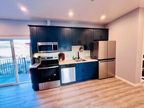 663 1st Ln, Unit B in South San Francisco, CA - Foto de edificio - Building Photo