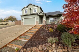 4375 Vista Pointe Dr in Medford, OR - Building Photo - Building Photo