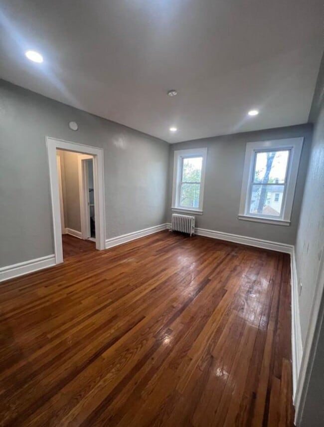 386 Stuyvesant Ave., Unit 1 in Irvington, NJ - Building Photo - Building Photo