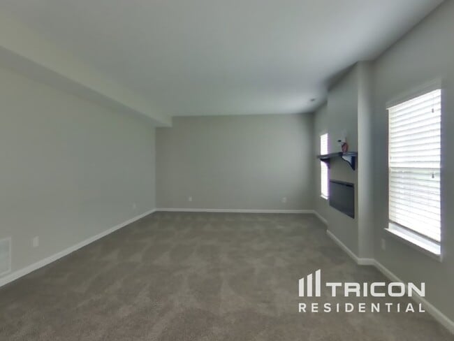 371 Wakefield Ct in Greenwood, IN - Building Photo - Building Photo
