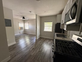 2000 6th St, Unit Unit B in Sacramento, CA - Building Photo
